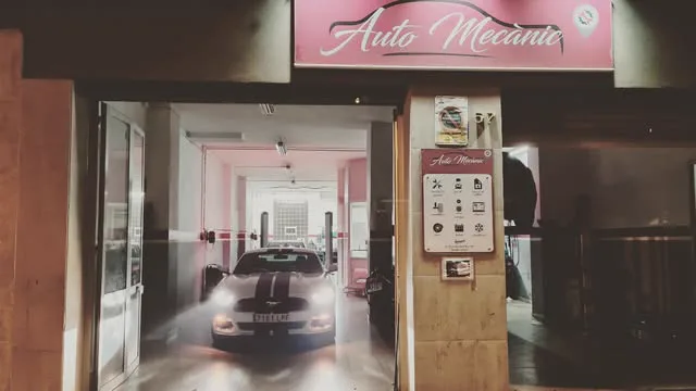 Fachada del taller AUTO-MECÀNIC en Vilafranca del Penedès